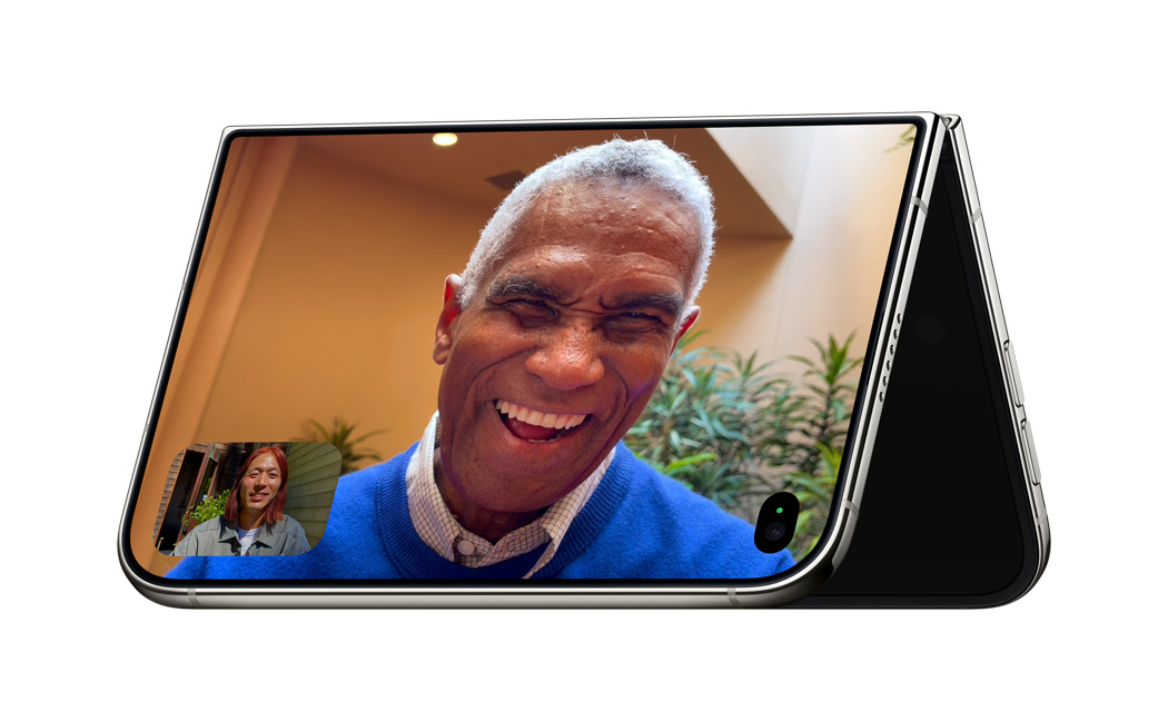 iPhone Duo วางตั้งในท่าพับสำหรับวิดีโอคอล FaceTime แบบไม่ต้องถือ