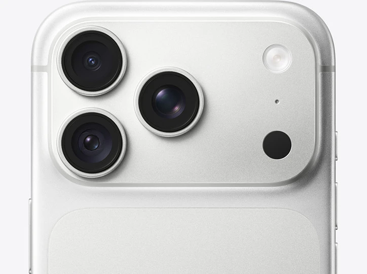 ภาพจาก Apple แสดงชุดกล้องด้านหลัง iPhone 18 Pro สีเงิน